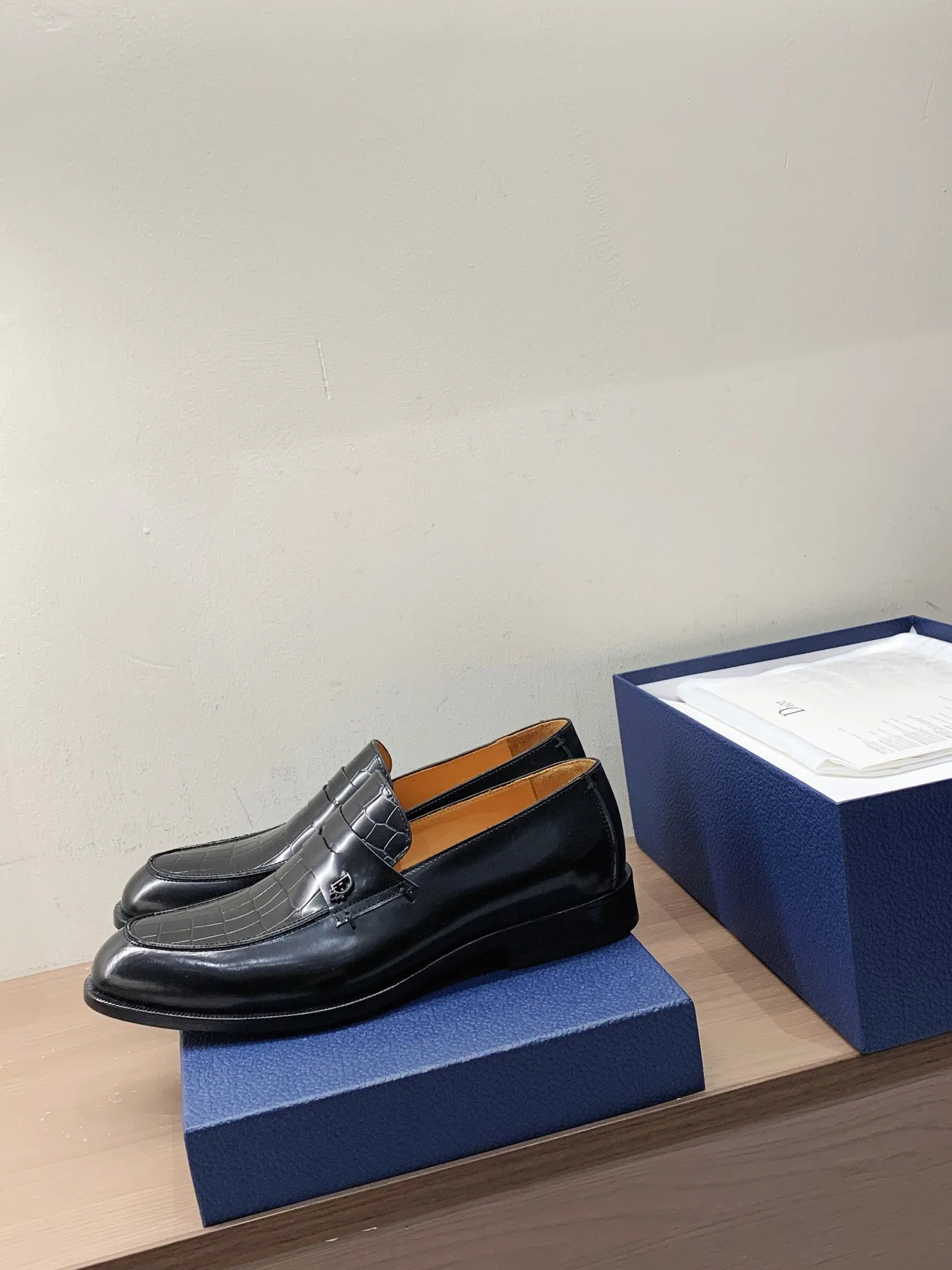 [Dior] Top P: 960💰 Standard code 39-44 (38.45.46 custom-made, non-returnable and non-exchangeable) Dior Dior's latest high-end men's boutique casual leather shoes, imported cowhide upper, water-dyed cowhide lining, imported leather outsole, perfect details are impeccable.
